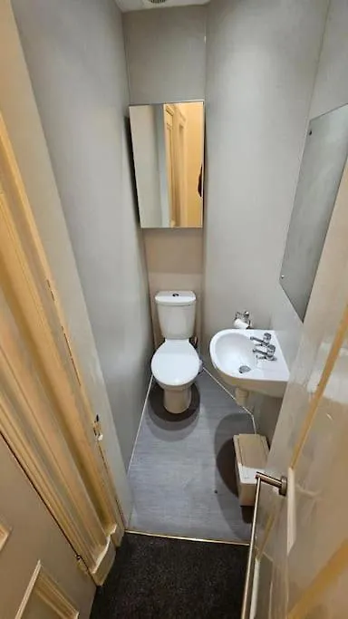 Lovely Apt Sleeps 8 Close To Ctr エディンバラ アパート