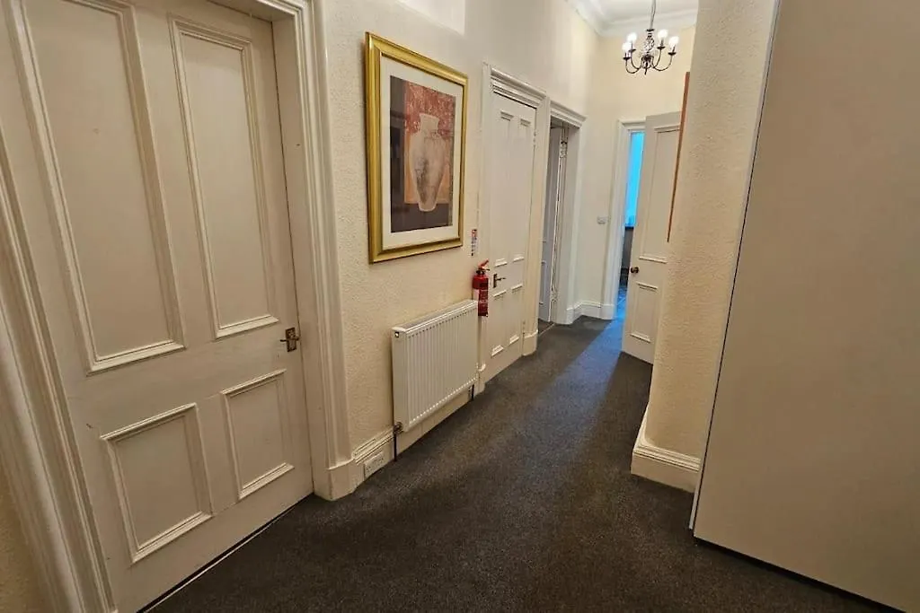 アパート Lovely Apt Sleeps 8 Close To Ctr エディンバラ イギリス